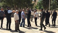 المصلون يتصدون لشرطة الاحتلال بعد محاولتها اقتحام ”الأقصى القديم"