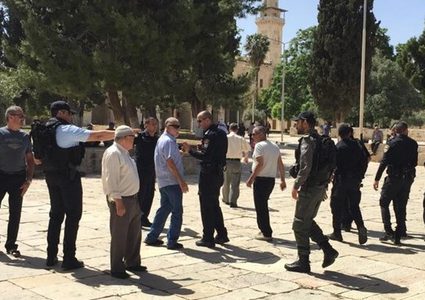 المصلون يتصدون لشرطة الاحتلال بعد محاولتها اقتحام ”الأقصى القديم"