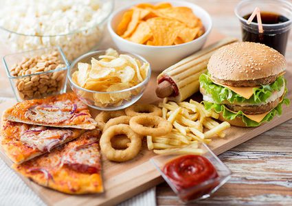 الوجبات السريعة مثل البيتزا تجعلك تأكل أكثر من اللازم