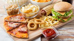 الوجبات السريعة مثل البيتزا تجعلك تأكل أكثر من اللازم