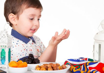 طرق بسيطة لتدريب الطفل على الصيام