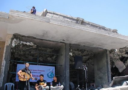 فنانون من غزة يقيمون حفلاً على أنقاض أحد البيوت المدمرة