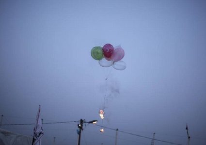 موقع عبري يزعم :سقوط بالونات ناسفة في قاعدة عسكرية اسرائيلية