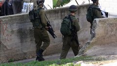 اعتقال أسير محرر ومستوطنون يحرقون حقولا جنوب نابلس