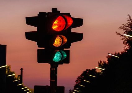 من هو مخترع أول جهاز يعمل بإشارات المرور ؟