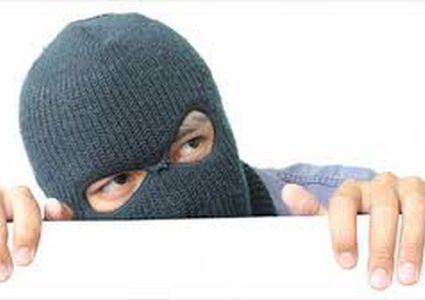 لص يفشل في هزيمة صندوق الاموال وسرقة الاموال منه