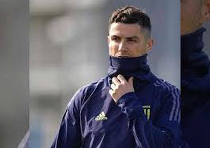 قصة نادل الفندق الذي أقنع رونالدو باللعب لبرشلونة