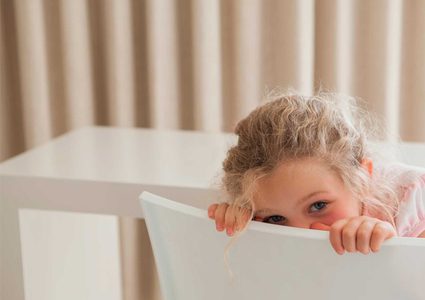 10 نصائح تساعد الطفل على التلغلب على خجله