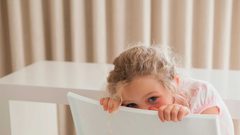 10 نصائح تساعد الطفل على التلغلب على خجله