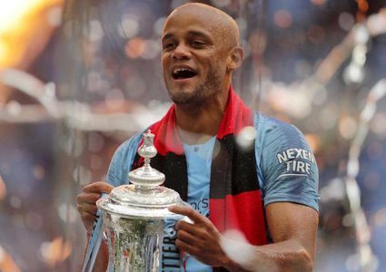 بعد ساعات من الثلاثية التاريخية.. قائد مانشستر سيتي يغادر