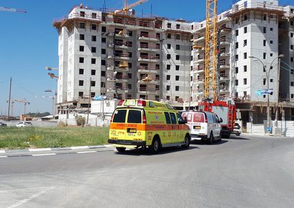 مقتل 4 عمال في انهيار رافعة بالداخل المحتل