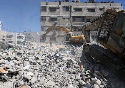 عمال يقومون بازالة ركام المنازل التي دمرها الاحتلال في غزة في عدوانه الاخير قبل رمضان بأيام قليلة والتي خلفت دمار للكثير من المشآت بالاضافة للشهداء والجرحى