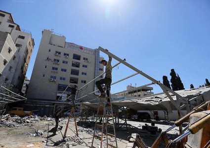 ازالة ركام المنازل المدمرة في غزة
