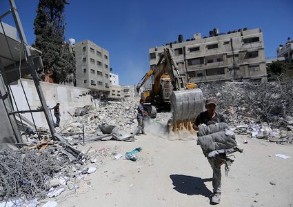 عمال يقومون بازالة ركام المنازل التي دمرها الاحتلال في غزة في عدوانه الاخير قبل رمضان بأيام قليلة والتي خلفت دمار للكثير من المشآت بالاضافة للشهداء والجرحى