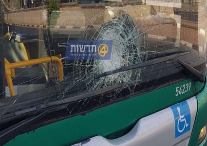 رئيس "غوش عتصيون" يطالب بفرض عقاب جماعي على الفلسطينيين