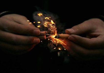 "الألعاب النارية" تفسد روحانية "ليل رمضان" وتهدد السلم الأهلي