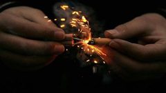 "الألعاب النارية" تفسد روحانية "ليل رمضان" وتهدد السلم الأهلي