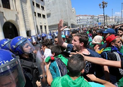 مسيرات طلابية في الجزائر وسط إجراءات أمنية مشددة