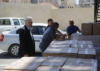 طولكرم: تسليم مساعدات انسانية