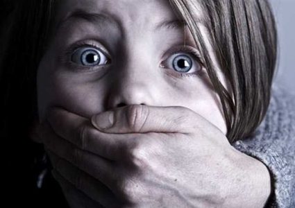 شاهد امرأة تحاول خطف طفل بكل اعصاب باردة