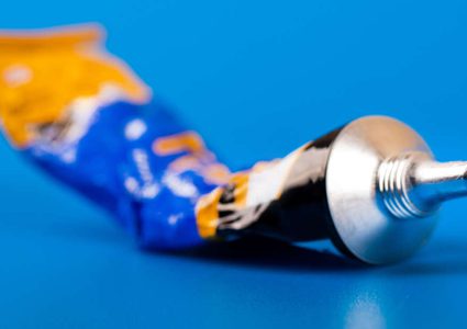 خبراء : اكتشاف غراء جراحي خارق يغلق أصعب الجروح