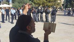 المفتي العام يدين ملاحقة المصلين داخل الاقصى