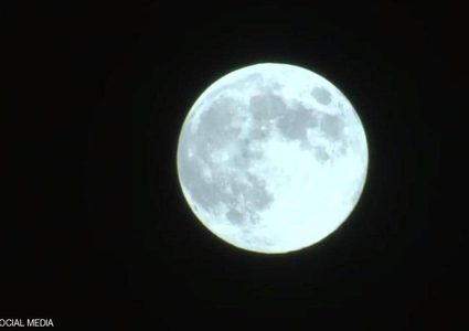 "القمر الأزرق".. الأرض تشهد ظاهرة فلكية استثنائية