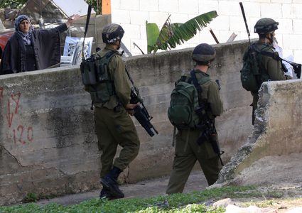 الاحتلال يعتقل 8 مواطنين