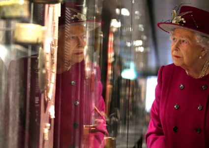 ملكة انجلترا تبحث عن مدير لمواقعها الاجتماعية بمرتب 38 ألف دولار