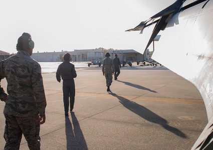 تمساح يشلّ حركة قاعدة جوية أمريكية!