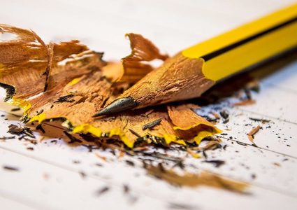 قلم رصاص مدبب يخترق عنق تلميذة كندية! (صور)