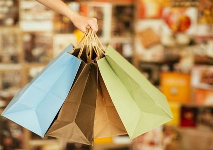 راكبة تعيق إقلاع طائرة حتى تستكمل ابنتها التسوق!