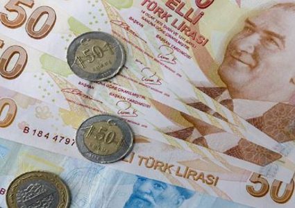 قيود تركية على صرف الليرة لمحاولة وقف انهيارها