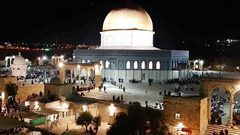 الآلاف يؤدون الفجر في الأقصى والمعتكفون يقضون ليلتهم على بواباته