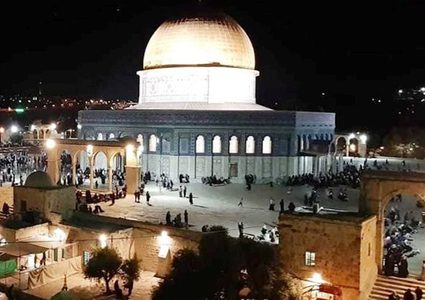 الآلاف يؤدون الفجر في الأقصى والمعتكفون يقضون ليلتهم على بواباته