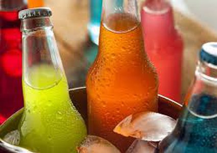 مضار المشروبات الغازية والكافيين على صحة الأطفال