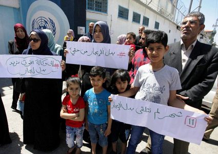 أصحاب منازل مدمرة يواصلون الاعتصام داخل مقر الاونروا لليوم الـ26