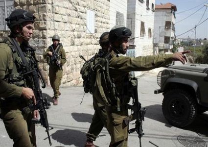 الاحتلال يهاجم متجرا ويصيب مسنا في الخليل