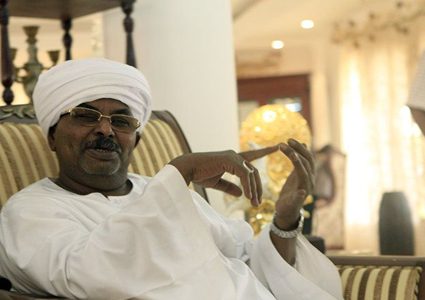 السودان :حرس قوش يمنع القبض عليه ويشهر السلاح