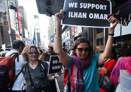 مئات المتظاهرين في نيويورك دعما للبرلمانية المسلمة إلهان عمر
