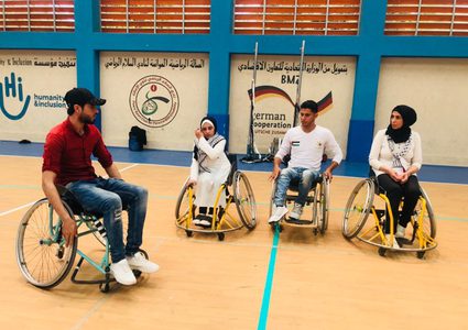 أشخاص ذوي إعاقة يصنعون الأمل على كراسيهم المتحركة