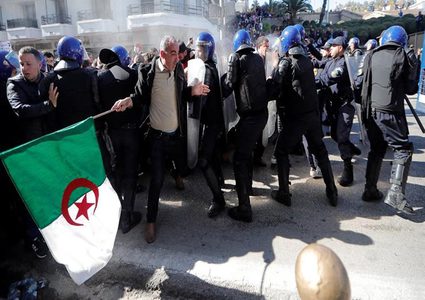 الشرطة الجزائرية تستخدم الغاز لمنع اعتصام الطلبة أمام مقر الحكومة