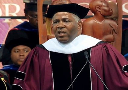 ملياردير يعد بتسديد كافة ديون الطلاب المتراكمة