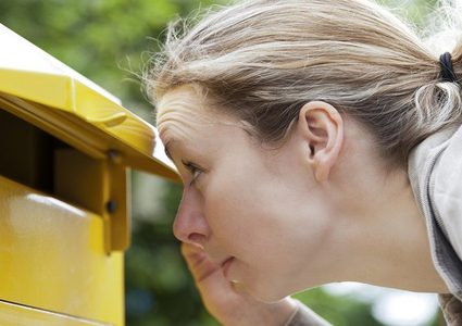 مصر.. ساعي بريد يحرق الرسائل بدلا من تسليمها لأصحابها!