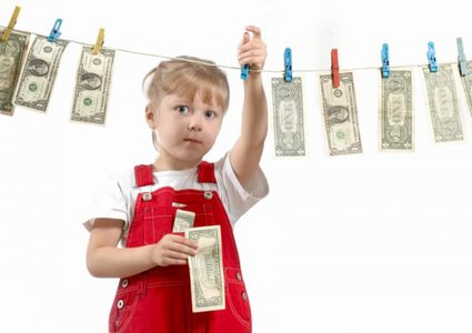 هل يصح تحفيز أطفالك بالمال لأداء مهامهم المنزلية؟