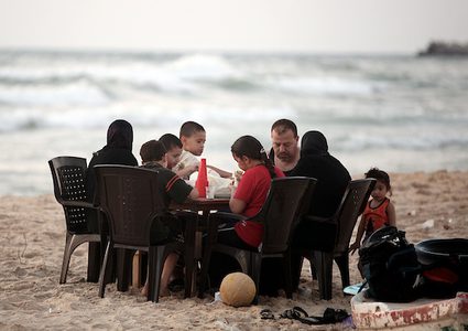 الافطار على شاطئ البحر متعة الغزيين في رمضان