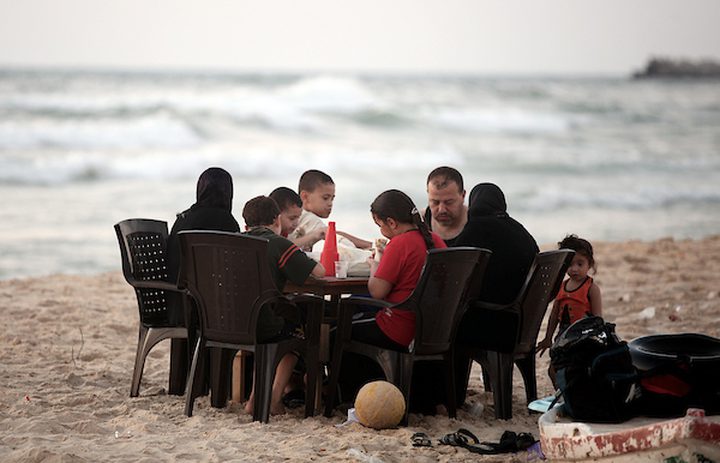 الافطار على شاطئ البحر متعة الغزيين في رمضان