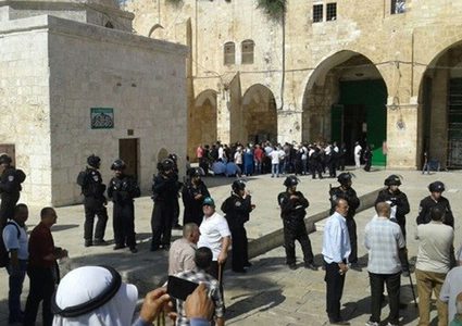 مستوطنون يقتحمون المسجد الأقصى