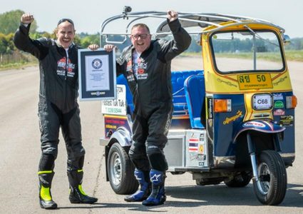 سرعة "توك توك" تدخل شابًا بريطانيًا موسوعة "غينيس"