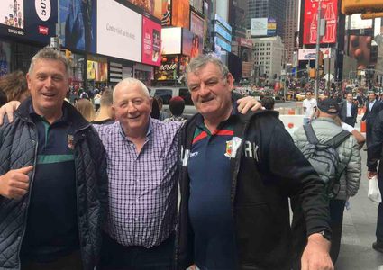 صورة لثلاثة رجال إيرلنديين تجتاح "تويتر" خلال ساعة.. ما قصتها!